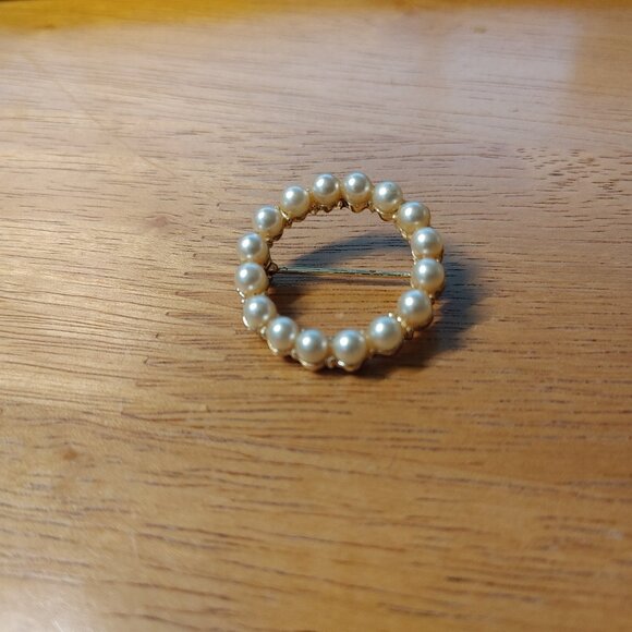 Vintage Faux Seed Pearl Gold Tone Circle Brooch - Picture 1 of 7